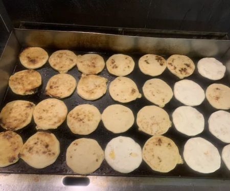 Antojitos Génesis Comida Típica Salvadoreña & Hispana