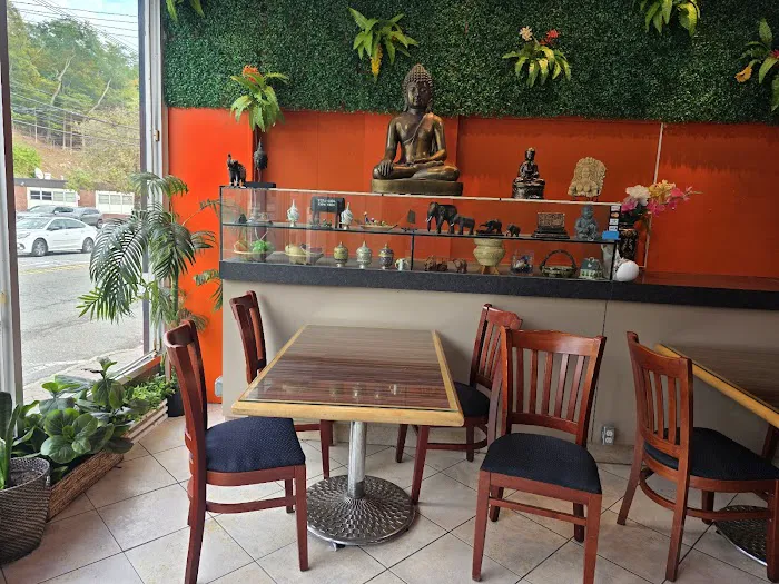 THAI WHITE LOTUS RESTAURANT Picture 7