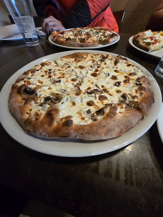 Colombo’s 900 Degrees Pizza Picture 2