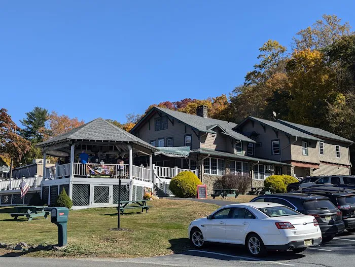 Emerald Point Restaurant and Marina Picture 5