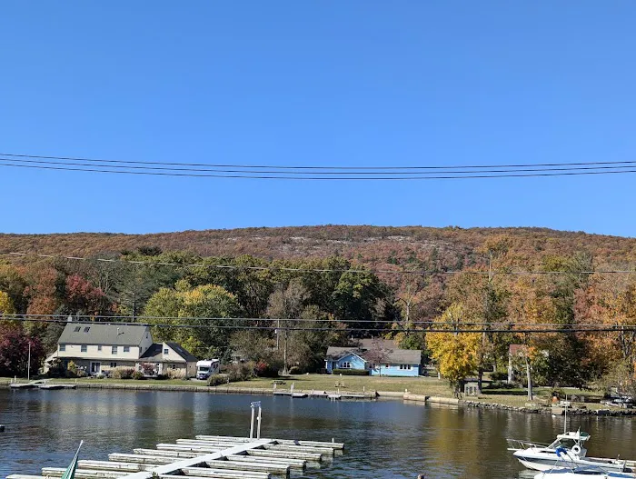 Emerald Point Restaurant and Marina Picture 3