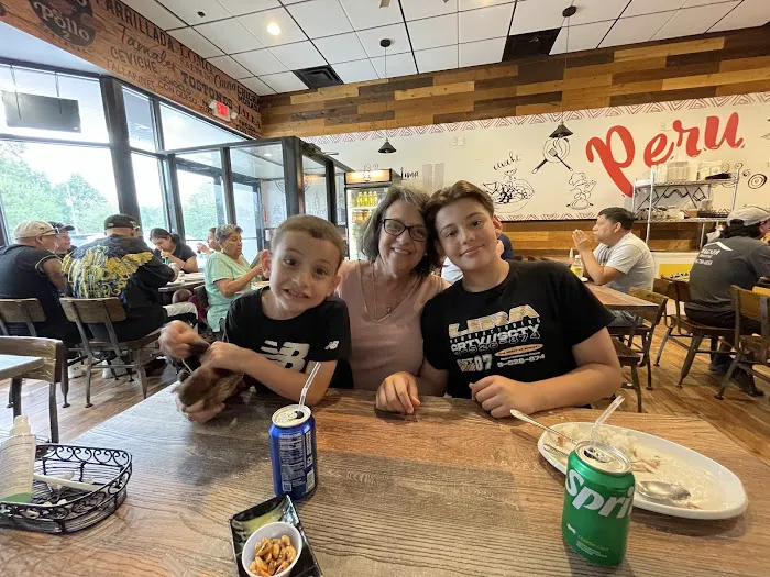 Se Salio el Pollo 2 Peruvian Restaurant Picture 1