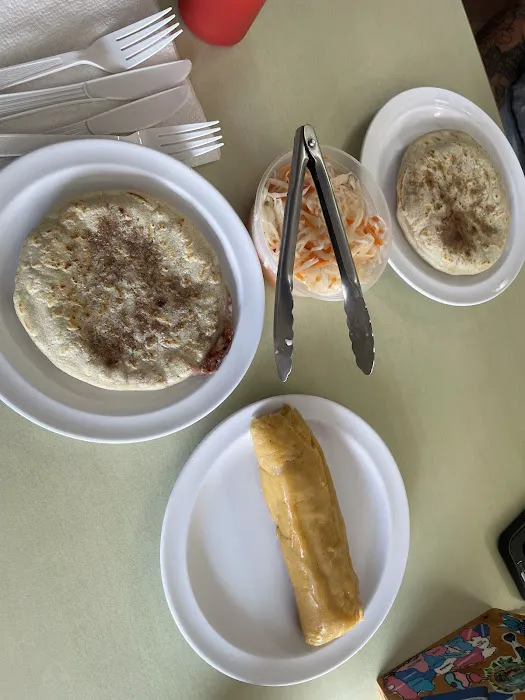 Antojitos Salvadoreños Pupuseria & Grocery Picture 4