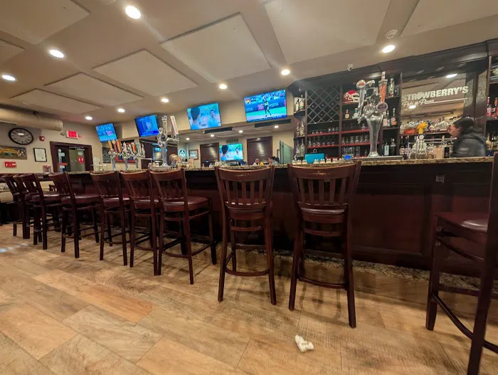 Strawberry's Pub & Pizza Picture 4