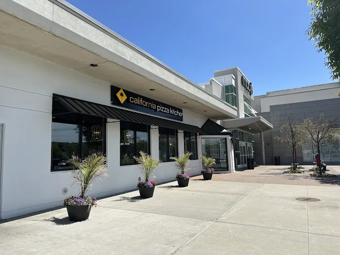 California Pizza Kitchen at Walt Whitman Picture 2