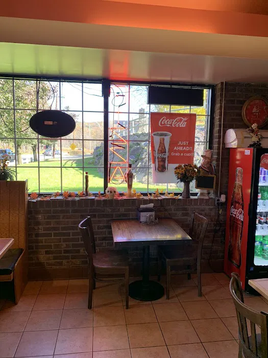 Utopia Pizzeria (Suzy's Tomato Pizzeria) Picture 1