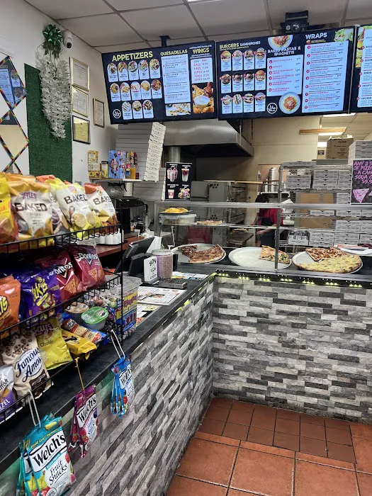 Queen's Pizza, Wings, Burger Halal Picture 2