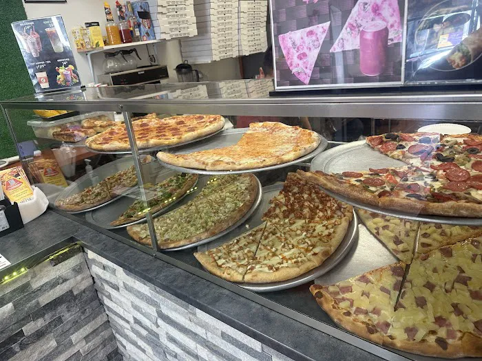 Queen's Pizza, Wings, Burger Halal Picture 8