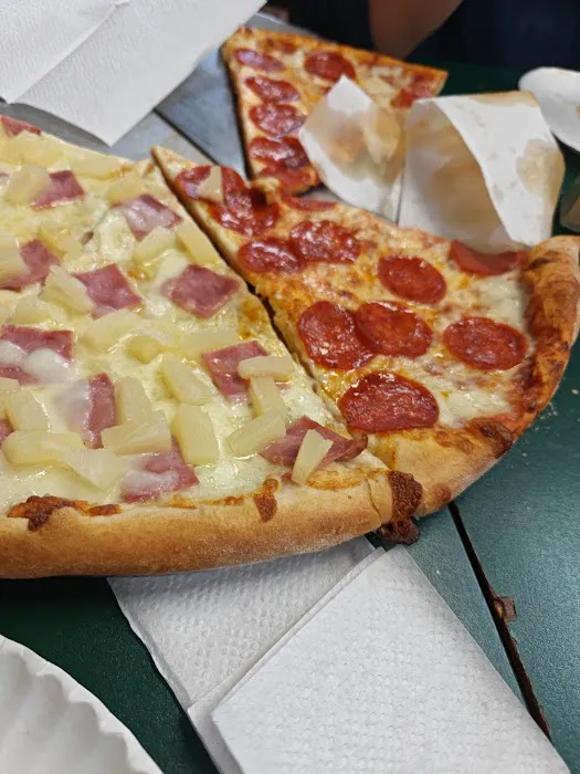 Queen's Pizza, Wings, Burger Halal Picture 1