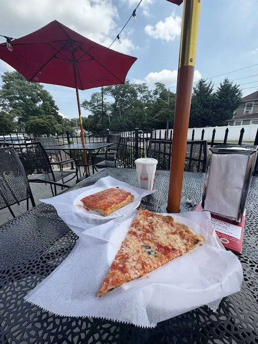 Paulie's Pizzeria Picture 2