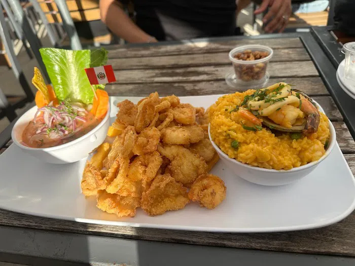 B-52's Lounge & Restaurant Picture 3