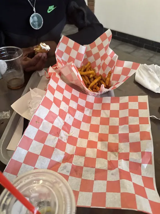 Bullhorns Burger Grill Picture 5