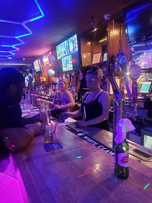 Linda's Driftwood Bar & Grill Picture 9