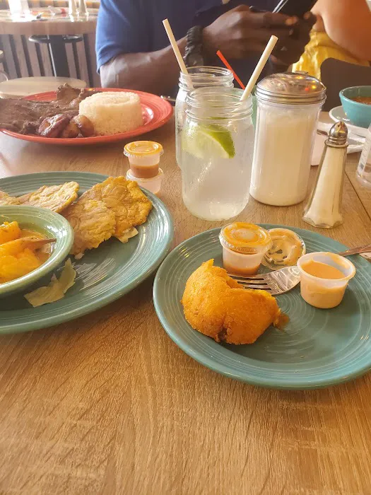 Cafelombia Bakery & Restaurant Picture 3