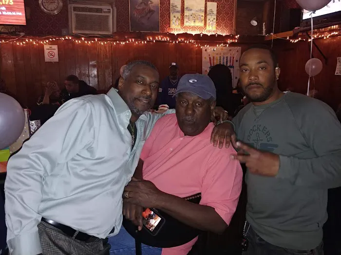 Ella's Bar & Grill Picture 3