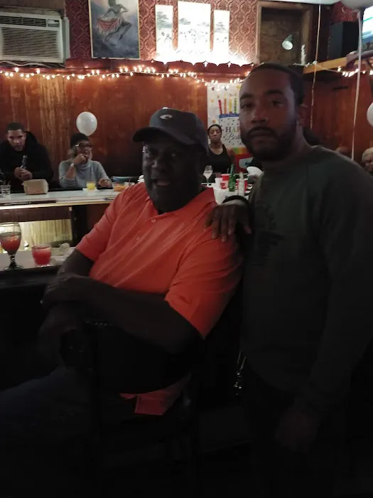 Ella's Bar & Grill Picture 5