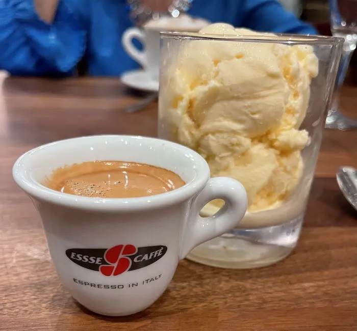 Aversano's Restaurant - Catering - Pizzeria Picture 2