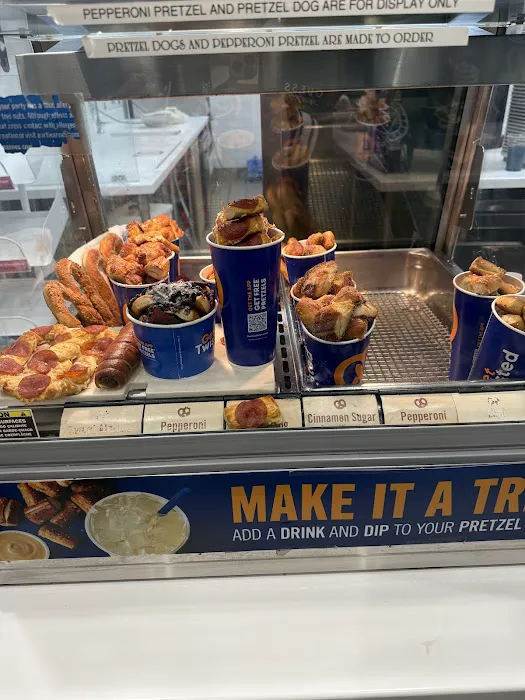 Auntie Anne's/Cinnabon/Carvel Picture 10