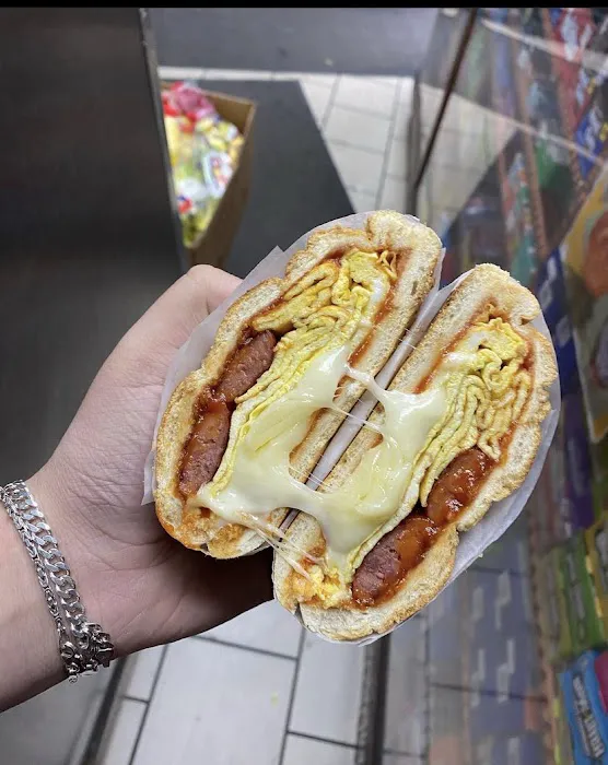On The 6 Deli Grocery Picture 4