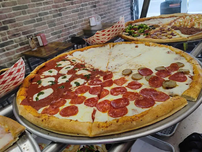 Laziza pizzeria Picture 7