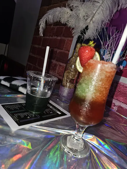 H Q Lounge Picture 6