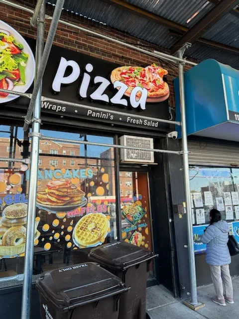 Queens Pizza & Smash Burgers Picture 10