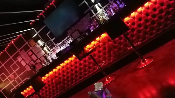 TILT LOUNGE Picture 1