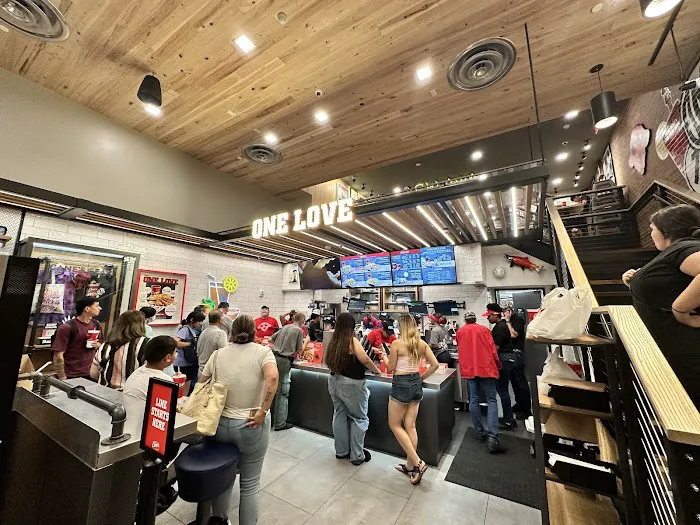Raising Cane's Chicken Fingers Picture 2