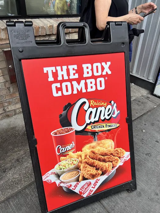 Raising Cane's Chicken Fingers Picture 3