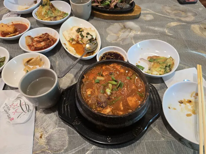 JeunJu Korean Restaurant 전주식당 | 전주할매칼국수 - Authentic Korean home style food Picture 3