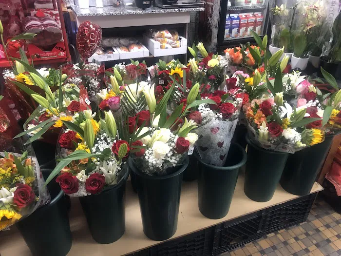 Reina De La Nube Deli & Flowers Picture 1