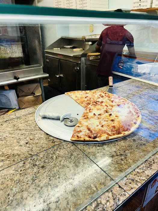 Medina Fried Chicken & Pizza Picture 3