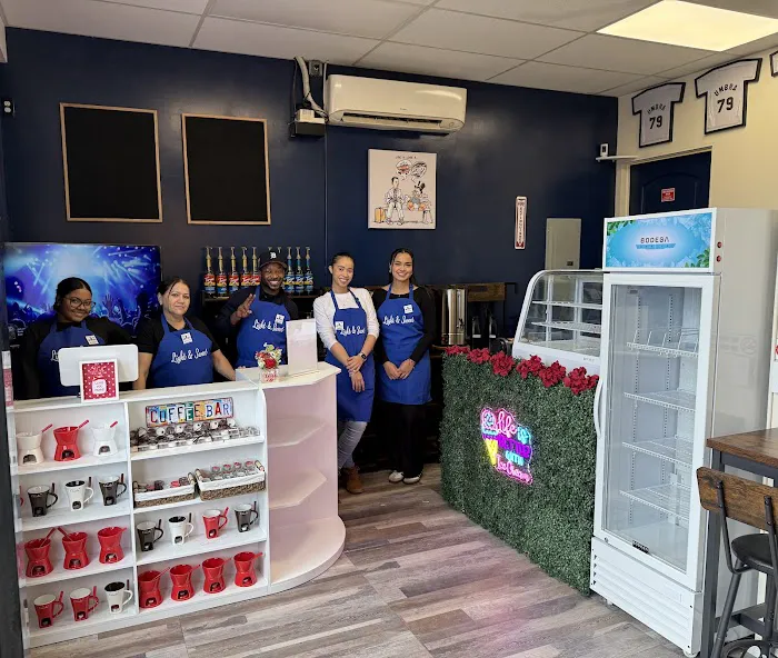 Light & Sweet Coffee and Ice Cream Parlor Picture 5