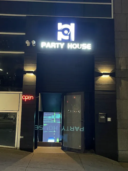 PARTY HOUSE BAR & LOUNGE Picture 6