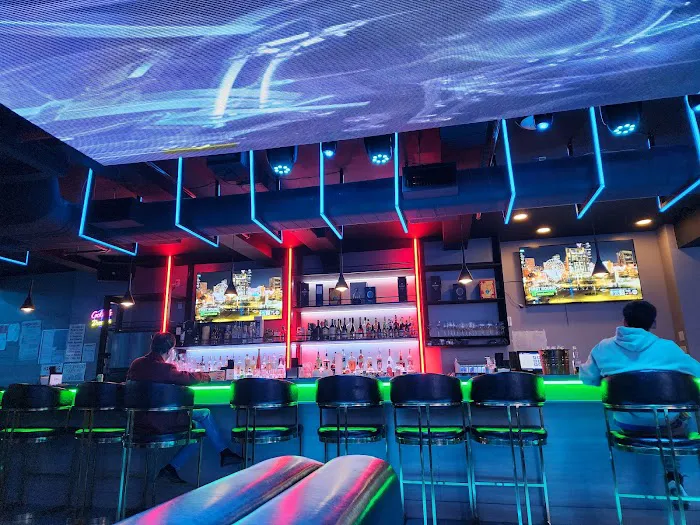 PARTY HOUSE BAR & LOUNGE Picture 9