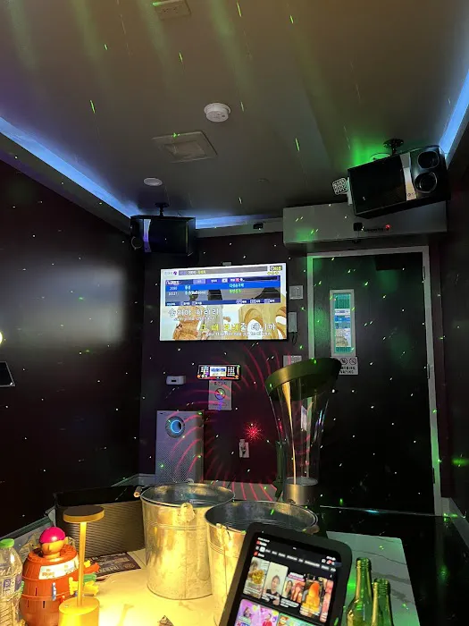 Singing Karaoke Club Picture 1