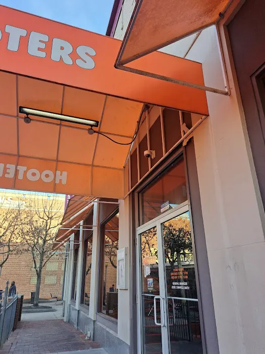 Hooters of Fresh Meadows Picture 1