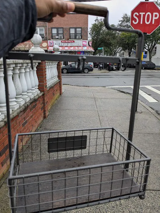 Sutter Ave Mini Market Picture 2