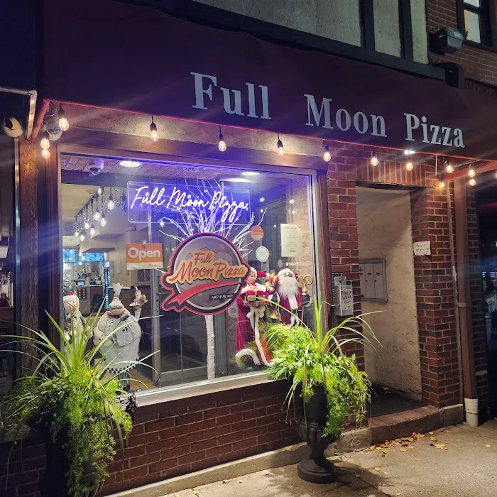 Full Moon Pizzeria Picture 3