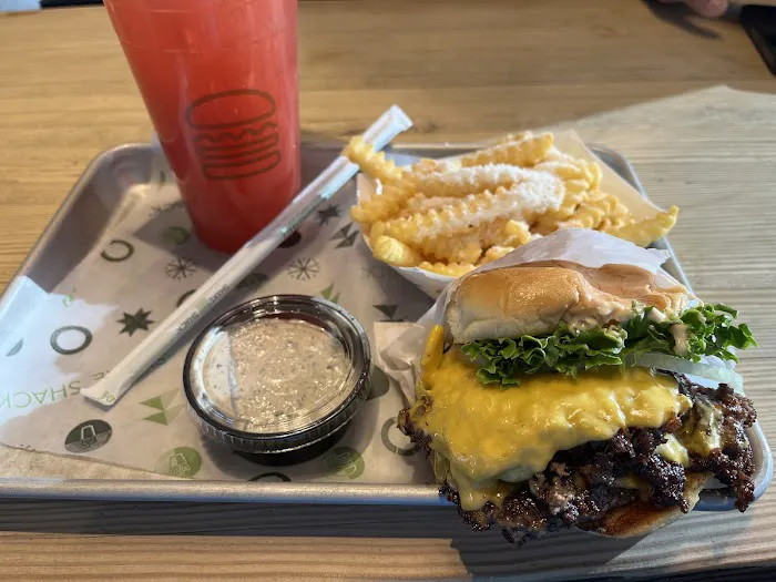 Shake Shack Bay Plaza Picture 2