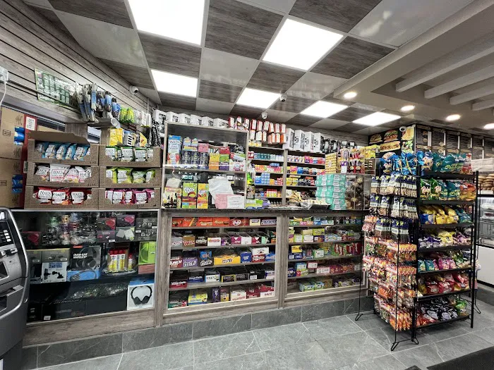 Mal Deli & Grocery Picture 3