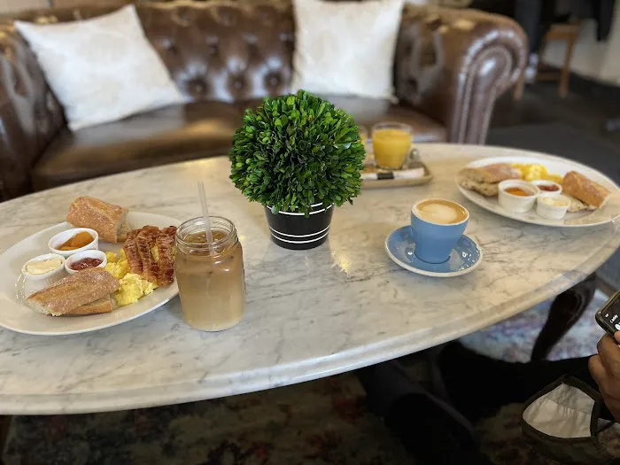 R Cafe & Tea Boutique Picture 9