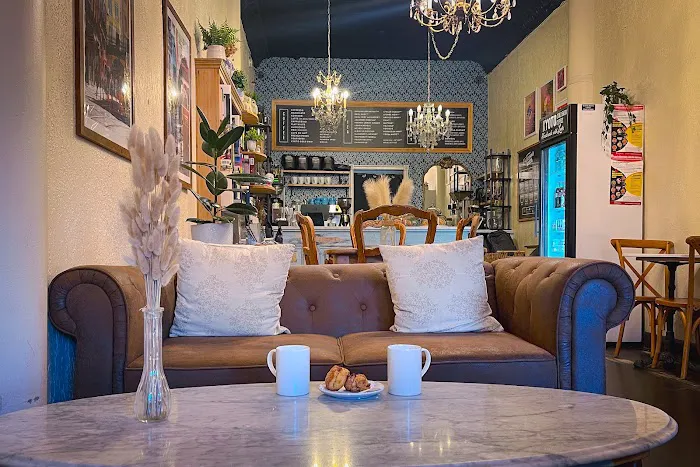 R Cafe & Tea Boutique Picture 3