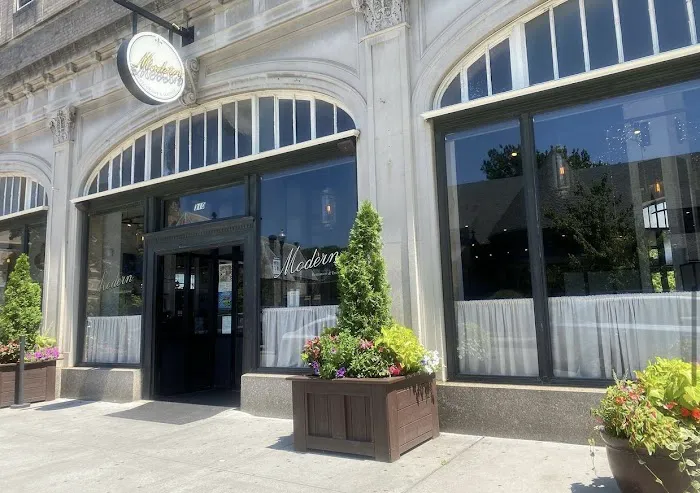 Modern Restaurant & Lounge Picture 8