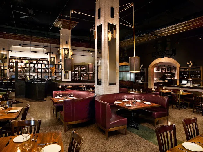 Modern Restaurant & Lounge Picture 6