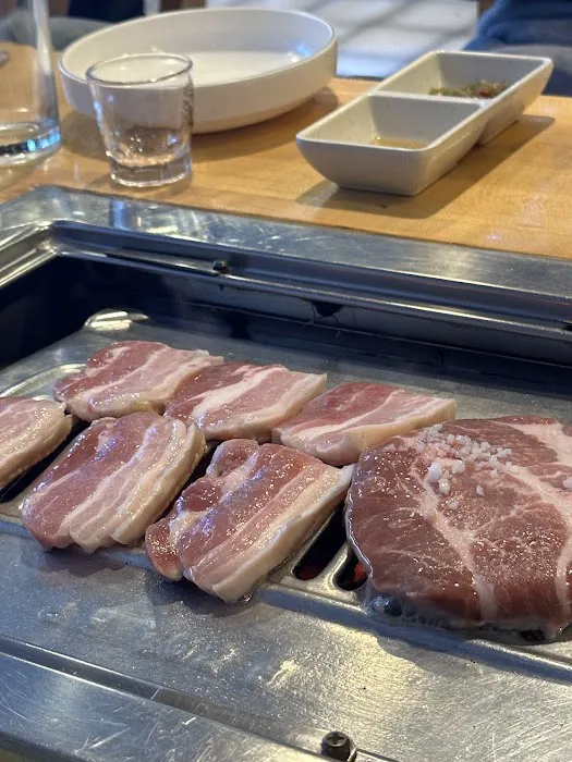 Deh Gee Koom Restaurant 돼지꿈 Picture 3