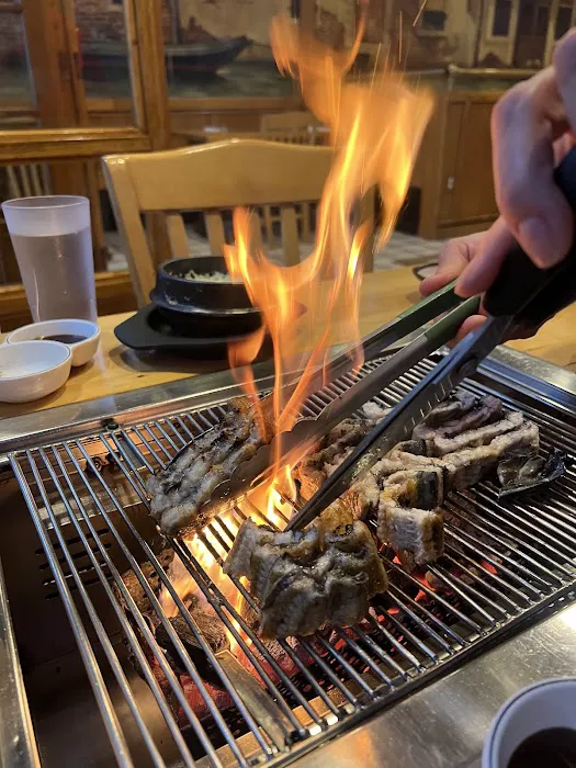 Deh Gee Koom Restaurant 돼지꿈 Picture 1