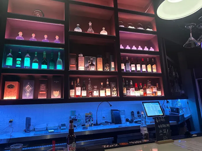 The TOP Bar Lounge & karaoke Picture 10