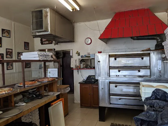Ralpho's Pizza Picture 2