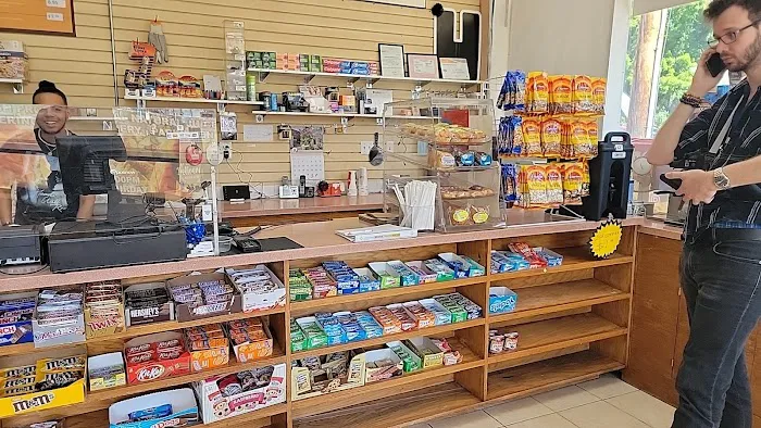 Deli & Vine LLC Picture 3